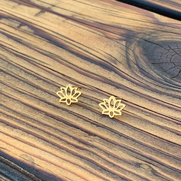 STAINLESS STEEL ♡ Flor Stud Earrings - Picture 5 of 8